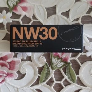 Mac Studio Fix Foundation NW30
